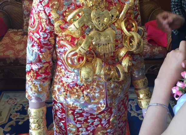 湖北一新娘身上挂了60个大金镯子，当地人结婚都是这么豪气吗？