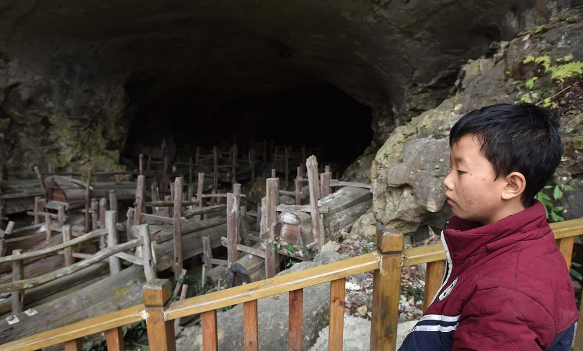 初二学生所守的棺材洞是什么?