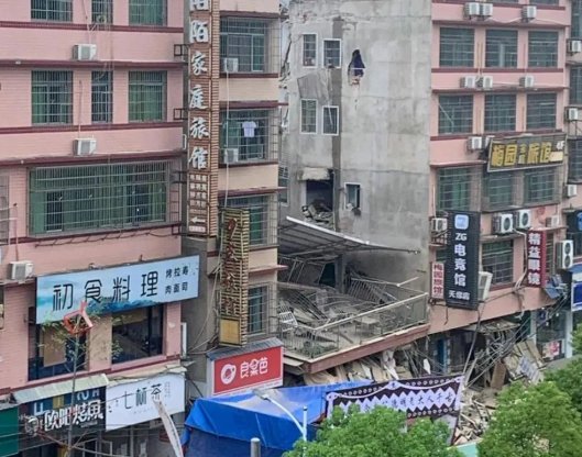 长沙楼房倒塌：亲历女生回忆逃生，她在当时究竟经历了什么？