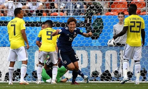 哥伦比亚球员为什么红牌罚下