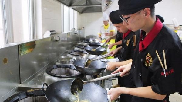 想学厨师去哪里学好呢？