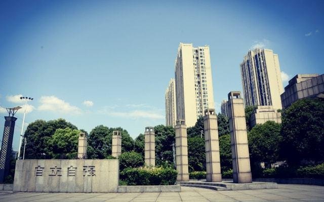 长沙高校内发现女尸引发热议，校方对此事有何回应？