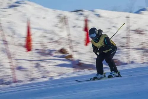 你知道哪种食物曾经被用来制作滑冰场的冰面吗？