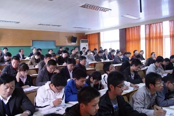 反右派斗争严重扩大化的一个重要原因,是在运动中采用了大鸣、大放、大辩论、