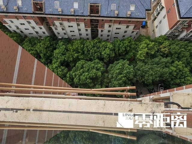 危险！男童18楼坠下邻居一把拽回，邻居为何能在第一时间做出反应？