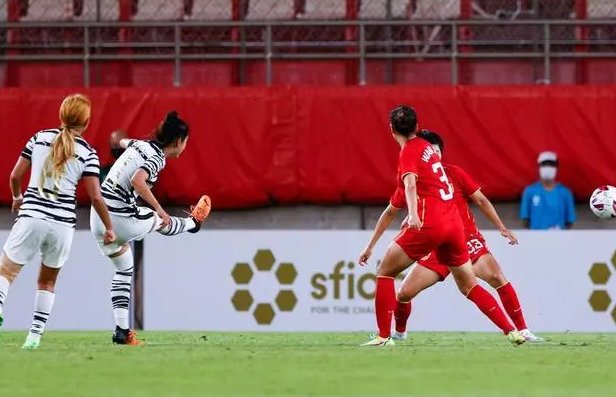 韩国球员肮脏飞踹冲上热搜，东亚杯中的中国姑娘发挥如何？