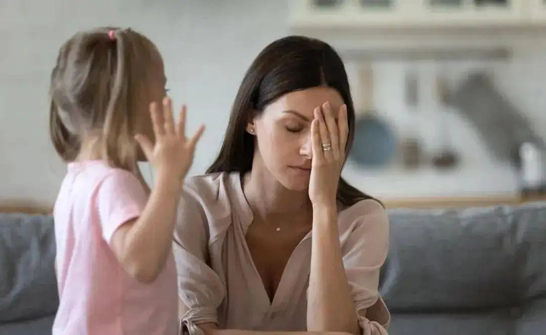 亲爸为锻炼2岁儿子独立性，把孩子丢在楼栋外马路上，这种育儿方式科学吗？