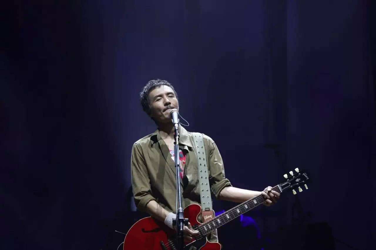 快乐在城市上空飘扬是什么歌