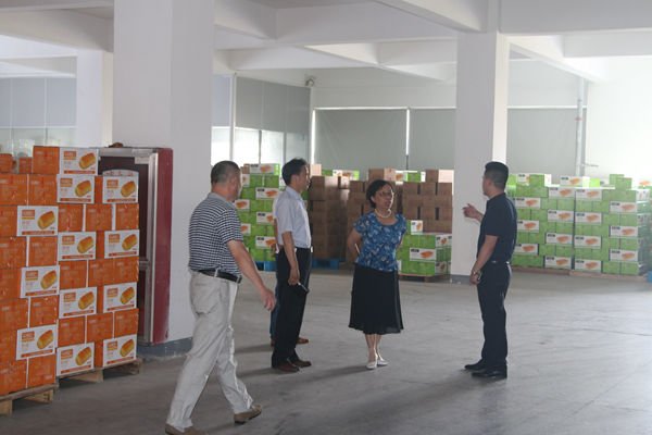 昆明一男子买到9天后生产的月饼，男子该如何维权呢？