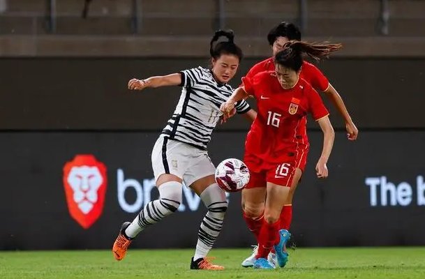 韩国球员肮脏飞踹冲上热搜，东亚杯中的中国姑娘发挥如何？