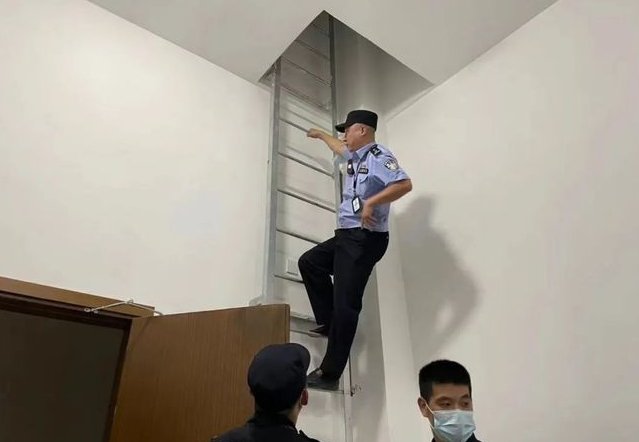 萧山一对夫妻吵架，丈夫从20楼撒现金，丈夫的这一行为合法吗？