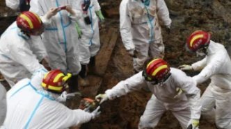 东航事故核心区,救援人员用手一点点挖出遗物,此举的原因有哪些?