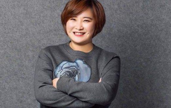 贾玲演的小品，是缅怀她妈妈的，里面有一首歌，有一段：老妹儿，你等会儿，我两是一对儿啊，，， 求歌名