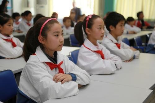 为何受捐学生会写嘲讽式感谢信，教育局对此如何回应？