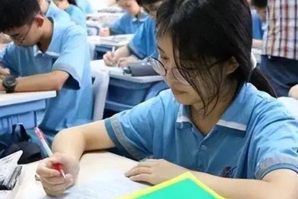 奎屯市高级中学录取分数线？