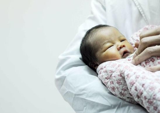 男婴一出生就18岁是怎么回事？