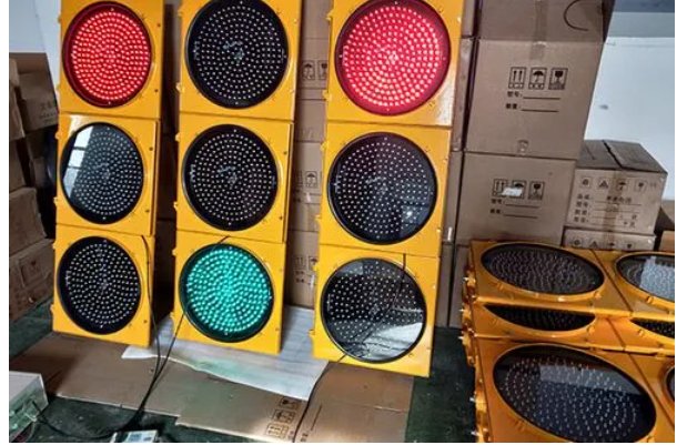 交通信号灯包括