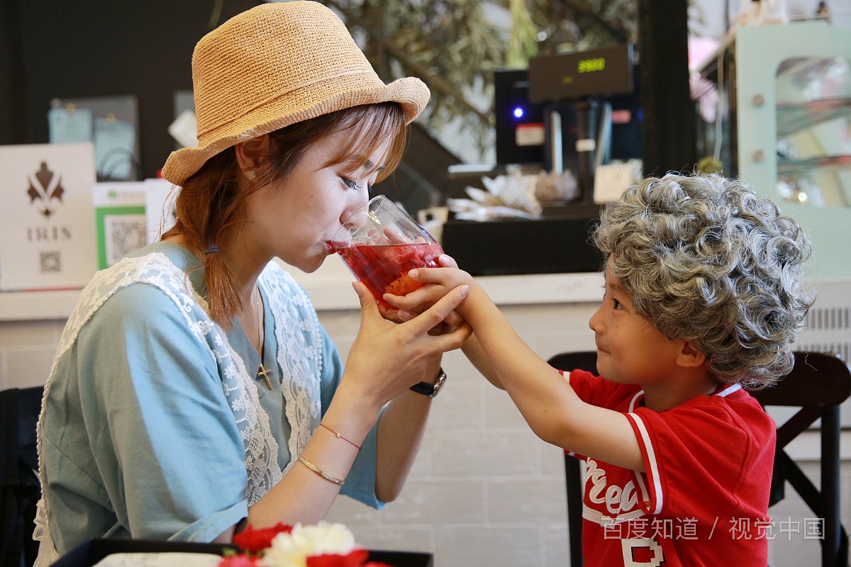 单亲家庭，喜欢上了妈妈，该怎么办？