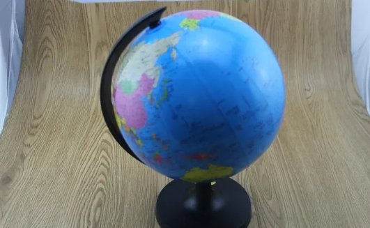 世界上最早的地球仪是用什么东西做的