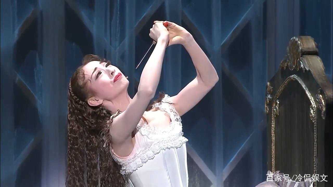 情夫想在车上发生关系，女子杀死情夫并报警，女子属于正当防卫吗？