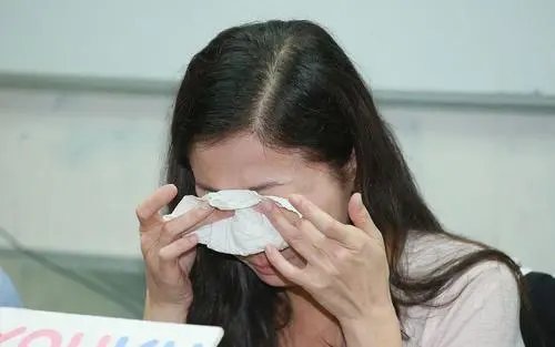 郑州一名女子降薪进门就哭，心疼老公一人还房贷，当时的心情是怎样的？