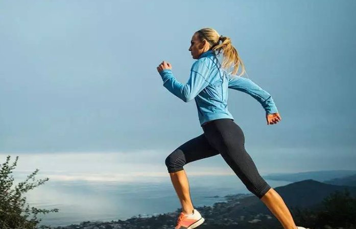 专家建议跑步超1小时要喝电解质饮料！高温高湿天气如何运动？