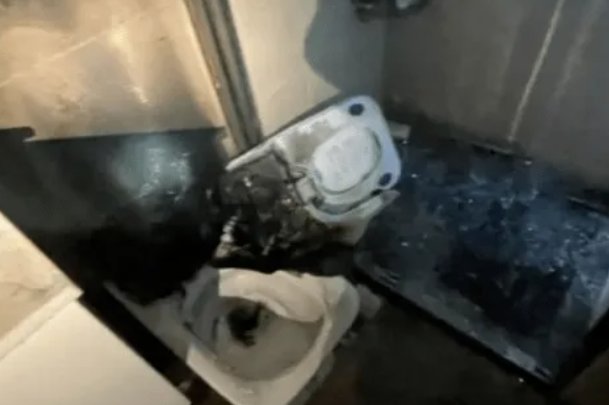 女子加热电动泡脚桶，底部竟自燃，遇到这种状况该如何处理呢？