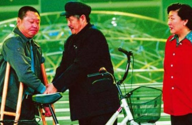 赵本山的《卖拐》当初为何那么火爆？这部小品想要真正表达的意愿是什么？