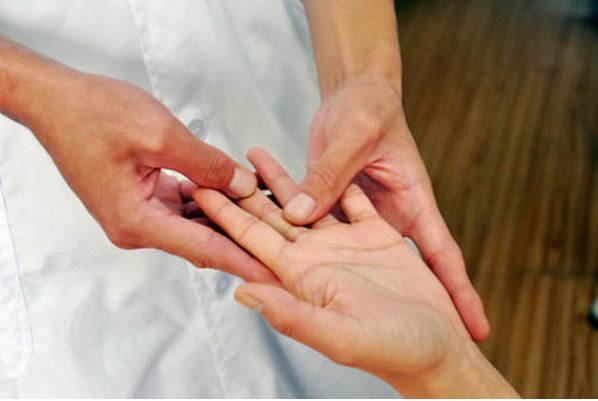 农村俗语“小手抓金，大手抓柴”有什么含义？有道理吗？