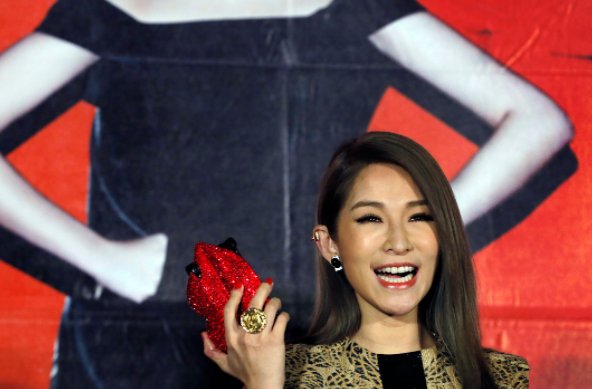 萧亚轩回应将复出，当时是因为什么问题暂别娱乐圈的？