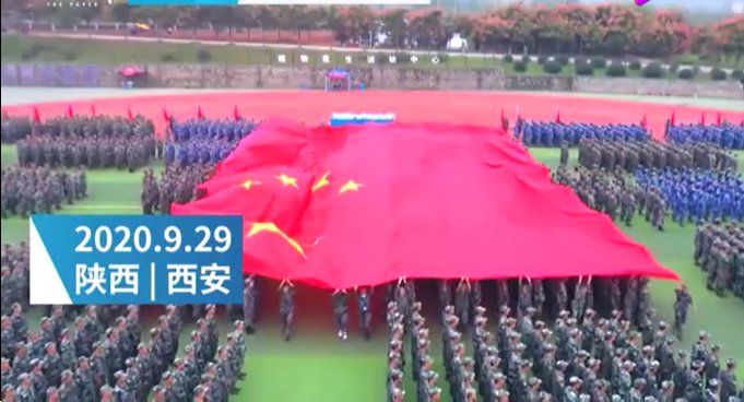 5000名大一新生传递巨幅国旗是为了什么？