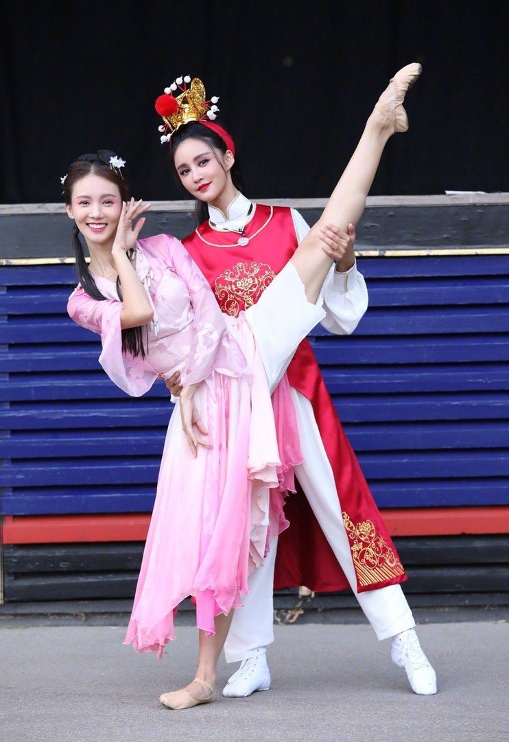 金晨舞蹈功底到底有多好？高抬腿倒水惊讶所有人，人美又会跳舞，你怎么看？