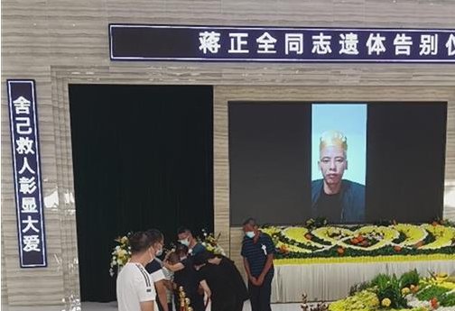 在陕务工男子跳水勇救5人后牺牲，儿子跪别父亲遗体，你对这一幕有何感触？