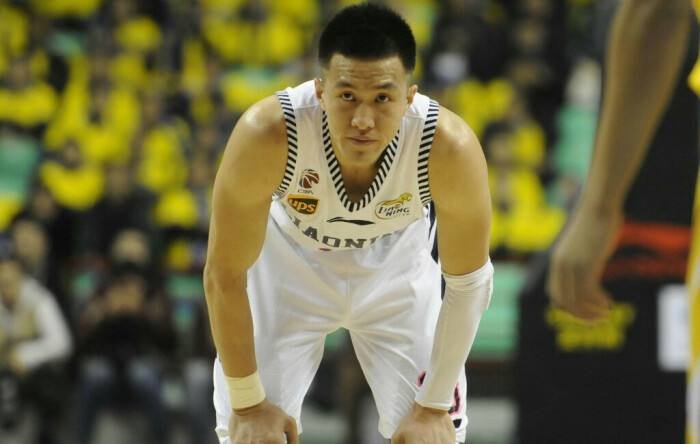 郭艾伦送老叔回沈阳没戴口罩，竟被CBA公司书面警告？