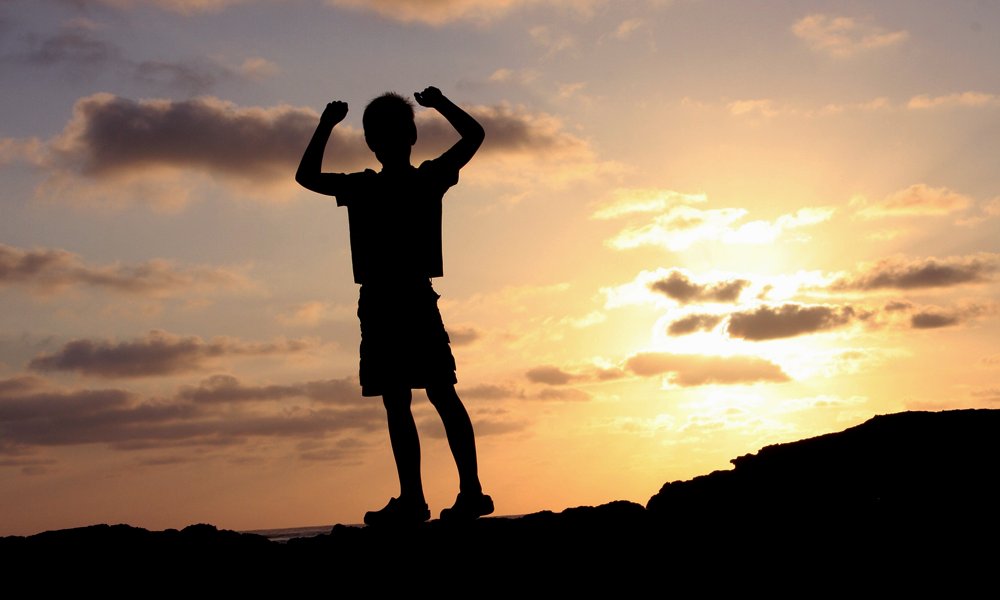 河南男孩三科成绩都考了80多分后喜极而泣！人为何会有这种奇怪的心理？