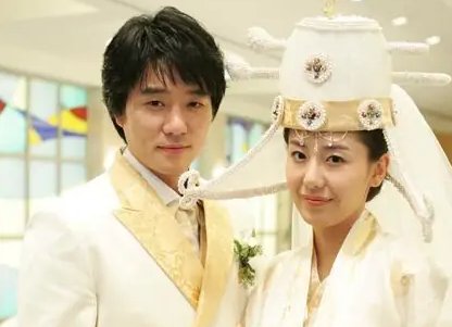 韩国一部是明星谈恋爱的,男主是明星女主是化妆师电视剧名字是什么？