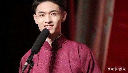 德云社秦霄贤追星刘德华，合影照引发热议，他的造型如何？