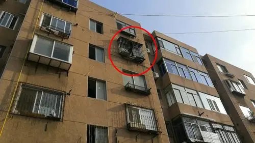 山东男子下楼太快冲出6楼窗外悬在半空中，最后他是如何得救的？