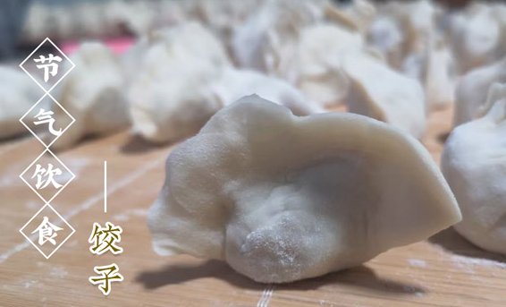 头伏饺子二伏面三伏烙饼摊鸡蛋的意思！！