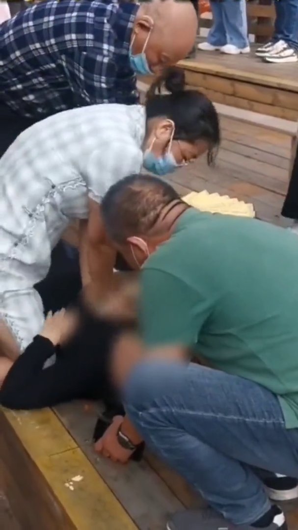 老人突然晕倒在地，“旗袍女孩”跪地救人，她身上有哪些优秀品质？