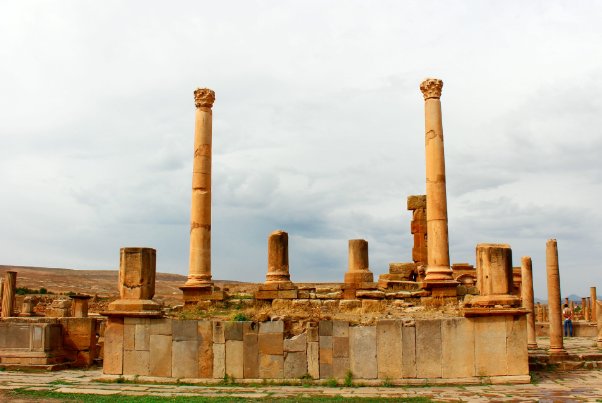 阿尔及利亚60℃高温，骆驼热晕在路边，当地的气温为何如此高？