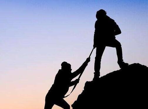 陌生大叔躬身帮拄拐女孩系绷带，这种行为值得鼓励吗？如何看待这一做法？