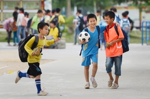 为何受捐学生会写嘲讽式感谢信，教育局对此如何回应？