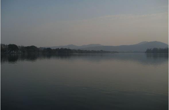 十里平湖霜满天，下一句是什么？