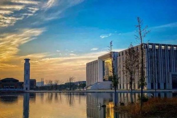 横笛闻声不见人,红旗直上天山雪.什么意思