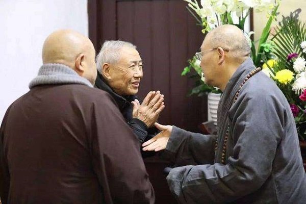 中国僧人的服装为什么多是黄色和灰色？