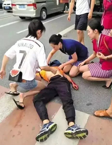 老人突然晕倒在地，“旗袍女孩”跪地救人，她身上有哪些优秀品质？