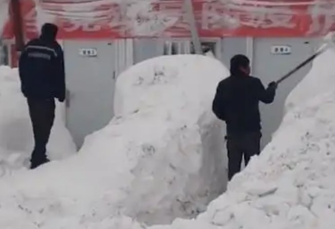 男子醒来发现宿舍被雪掩埋，几米高的雪令网友瞠目结舌，到底咋回事？