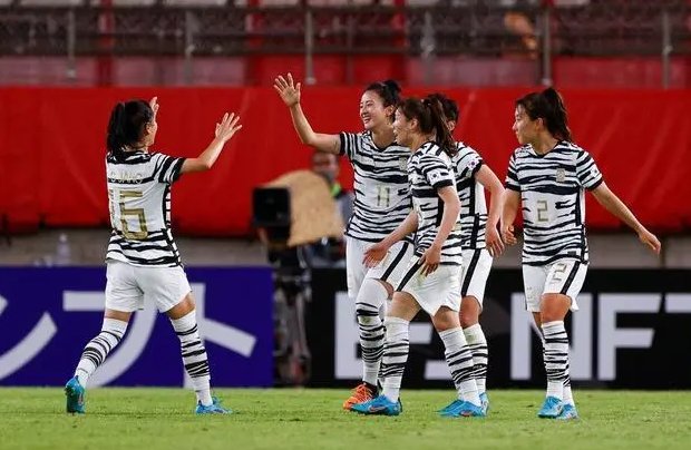 韩国球员肮脏飞踹冲上热搜，东亚杯中的中国姑娘发挥如何？