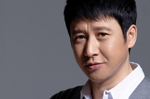 曾被前妻抛弃，和儿子“北漂”，二婚娶上戏校花，他是谁？